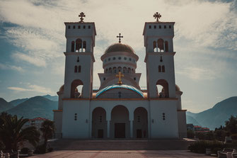 Serbische Orthodoxe Kirche in Bar Montenegro Religion Kuppeln aus Gold Christentum Christliche Kreuz Heiliger Vladimir Schönheit Kirchengeschichte