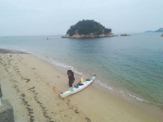 白石島の砂浜と弁天島