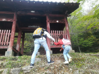 石踏み段にある山門