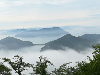 荘内半島の紫雲出山から眺める粟島