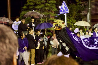 獅子は夜の力を得て生き物のように、また逆らえない祭神の乗る御輿を避けて逃げ惑う。