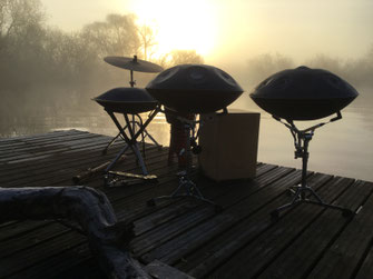 Handpans, Becken und Cajon auf dem Steg, Blockland Bremen