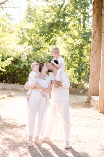 Séance photo parents et enfant en extérieur – portrait familial naturel dans le Var
