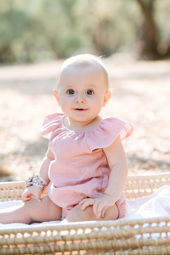Portrait de bébé en extérieur – séance photo bébé naturelle à Brignoles