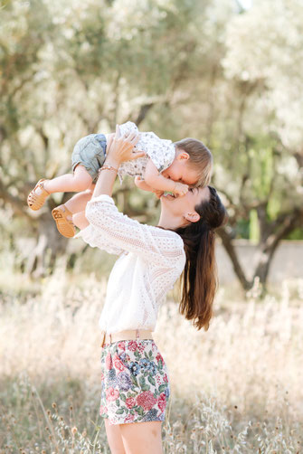 Moment complice mère et enfant – séance photo famille naturelle en extérieur à Brignoles