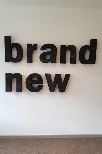 brand new oder brand neu? Was ist hier verbrandt? Ist dies eine schreierische Werbeaktion für was? Oliver Braig hat bei dieser Sprachkunst Holzbuchstaben schwarz geflammt. Erst wenn alles verbrannt ist, kann völlig Neues entstehen. Was verbrennt der Mensc