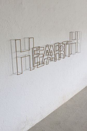 HEARTH - HEART EARTH. Wie gehen wir mit unserer Erde um? Oliver Braig übt Kritik, fragt permanent nach, erinnert, fordert auf, nimmt uns in Verantwortung. Wenn wir mit sehr viel Herz der Mutter Erde begegnen, dann müsste Sorgfallt an erster Stelle stehen 