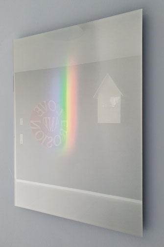 gebrochenes Licht ist eine Fotoarbeit von Oliver Braig. Das Licht, das in einer Spiegelung zerlegt wird, leuchtet in den Farben des Regenbogens. Bei dieser Arbeit, sind die Spektralfarben in der Mitte des Bildes zu sehen. Drumherum ist die Farbe grau. 