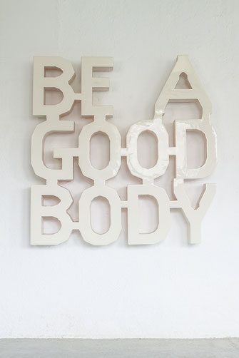 BE A GOOD BODY ist eine Wandinstallation aus weißlichen Buchstaben, die alle miteinander verbunden sind. Die Buchstaben sind aus Styropor und mit Epoxidharz und Farbe überzogen. Dieses Werk von Oliver Braig stammt aus dem Jahr 2010. Eine Aufforderung?