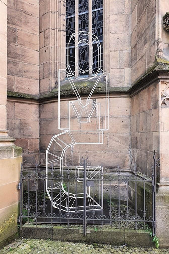 An der Stadtkirche in Schorndorf steht in einer bisher unbeachteten Ecke ein OMG - O mein Gott - aus Baustahl, übereinander geschrieben von Oliver Braig. Der Künstler bringt den Ausdruck so wieder zum Verursacher zurück. O mein Got als Hilferuf oder Audru