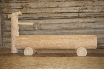 Brunnentrog aus Lärche rundholz splintfrei handgefertigt Schweiz mit Brunnenstock.
