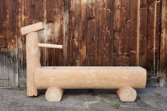 Brunnentrog aus Lärche rundholz splintfrei handgefertigt Schweiz mit Brunnenstock.