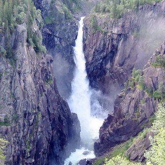 Der 104 Meter hohe Wasserfall Rjukanfossen (bearbeitete Aufnahme, Original: Gustavsen)