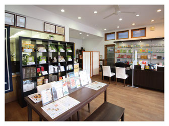 新潟市の漢方薬専門店「西山薬局」の店内