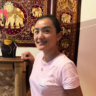 Porträt der Studioinhaberin im Massagestudio