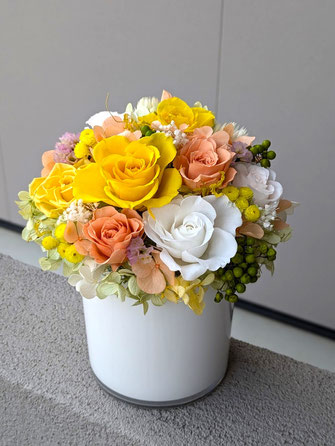 プリザーブドフラワーの黄色アレンジを結婚祝いギフトや電報としてご利用ください