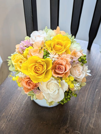プリザーブドフラワーの黄色アレンジを結婚祝いギフトや電報としてご利用ください
