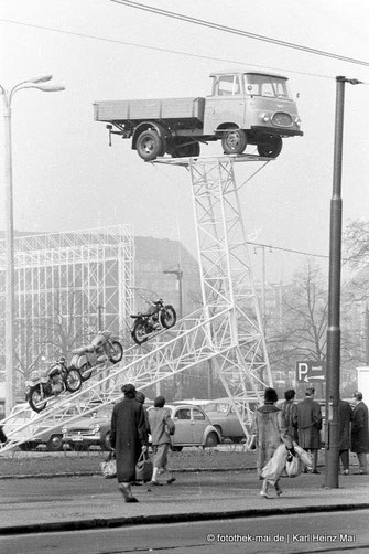 Messe-Außenwerbung für ROBUR und MZ-Motorräder, Leipzig, Goethestraße, 1961, 