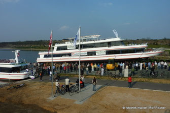 Schiff wird zu Wasser gelassen.