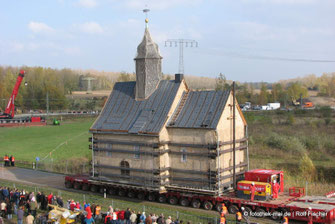Kirche auf dem Schwerlasttransport 