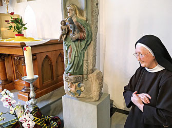 Frau Mutter in der öffentlichen Kirche St. Anna