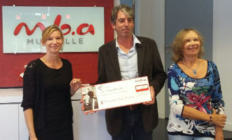 Nadine Constantin de M.B.A. Mutuelle remettant un chèque de 500 € à Brieg Haslé-Le Gall et Josseline Kerbonne des Fous de la Rampe, 8 sept. 2016