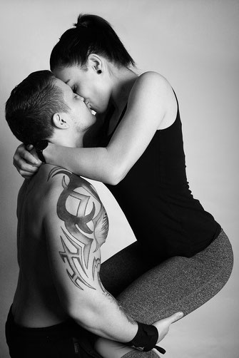 couple kiss kuss model men woman girl love lovers liebe Studio black and white Simon Knittel Maulbronn Fotograf Foto