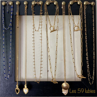 Superposition de 3 colliers comprenant une chaîne rosaire en lapis lazuli, une médaille ovale émaillée bleu marine sur une  chaîne dorée à l'or fin, et d'un sequin estampe dorée à l'or fin sur une chaîne dorée à l'or fin 