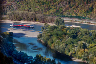 Frachtschiff auf dem Rhein bei Bacharach