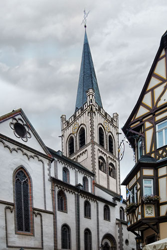 Die Peterskirche mit Kirchturm in Bacharach am Rhein