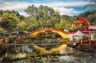 Teich mit Brücke im Oriental Village auf Langkawi © Jutta M. Jenning