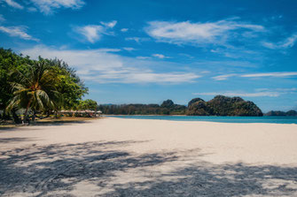 Traumhafter Strand mit weissem Sand in Tanjung Rhu Langkawi