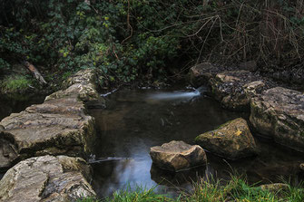 Wasser und Steine am Wehr © Jutta M. Jenning ♦ mjpics.de