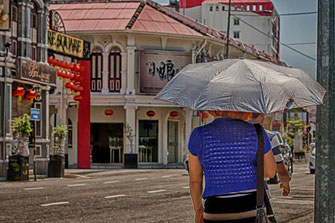 Frau mit Sonnenschirm in Georgetown-Malaysia  -Insel Penang- Foto mjpics.de