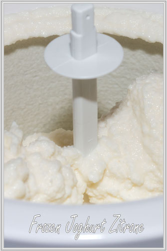 Frozen Joghurt Zitrone in der Eismaschine fast fertig