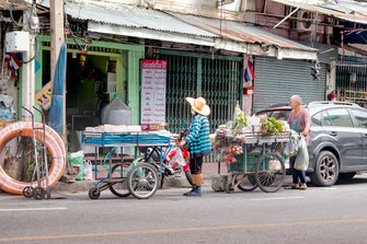 haendler-mit-gemuese-wagen-bangkok