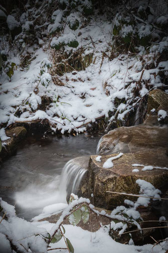 Wasserstein im Winter mit Schnee