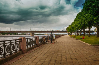 Riga-Straßenmalerei-Künstler an der Daugava