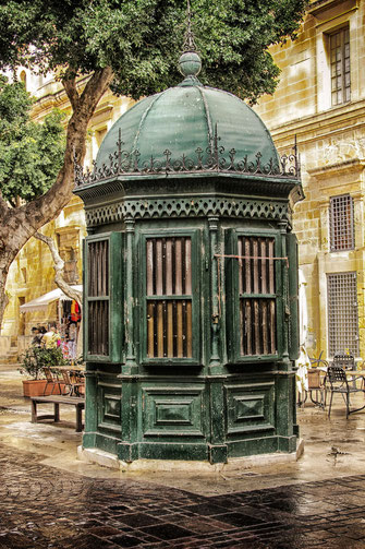 Grünes Turmhäuschen in der Altstadt von Valletta hochkant