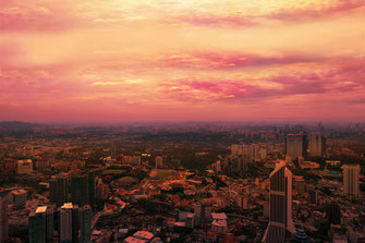 Kuala Lumpur mit seinen Hochhäusern von oben bei Sonnenuntergang