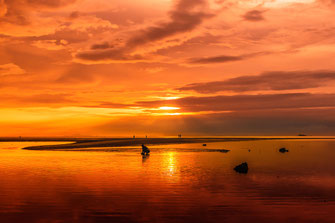 Thailand-Orangefarbener Sonnenuntergang am Meer