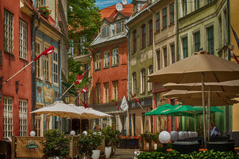 Die Altstadt in Riga mit Restaurants und Cafés