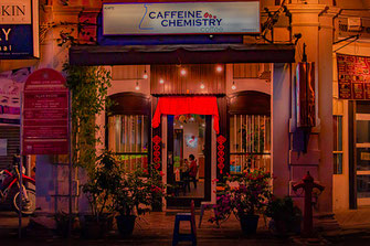 Café Chemistry in Georgetown bei Nacht