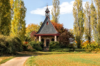 Kleine-Kapelle-im-Park-weicher-Focus