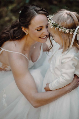 Alt-Text: Emotionaler Moment Braut mit Kind Hochzeitsfotografie Südpfalz