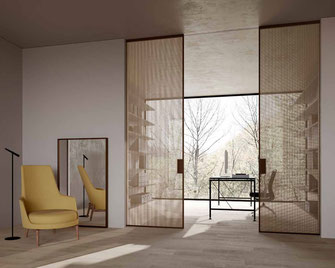 Die Linea Pocket Door von Linvisibile lebt durch die Verbindung von Glas und dem Aluminiumrahmen. Die Glasflächen lassen sich beliebig individualisieren.