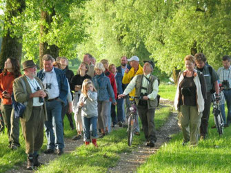 Gemeinsam unterwegs in der Natur (Foto: Dr. Christian Stierstorfer, LBV)