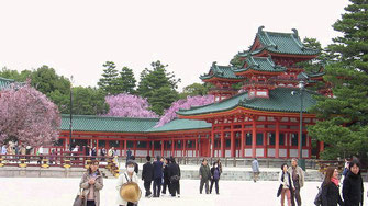 平安神宮・蒼龍楼、白虎楼が左側で大極殿の左右に位置する