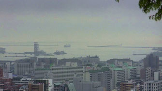 見晴台からの神戸市内を望む、残念ながら霞んでいます。