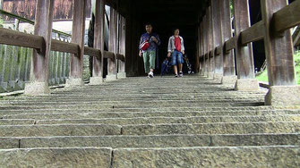 東大寺登廊の内部、結構急な階段でした